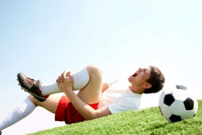 Cách xử lý và phòng ngừa chấn thương gối khi đá bóng 2 chan-thuong-dau-goi-khi-choi-the-thao