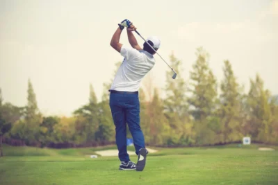 chan-thuong-khuyu-tay-khi-choi-golf